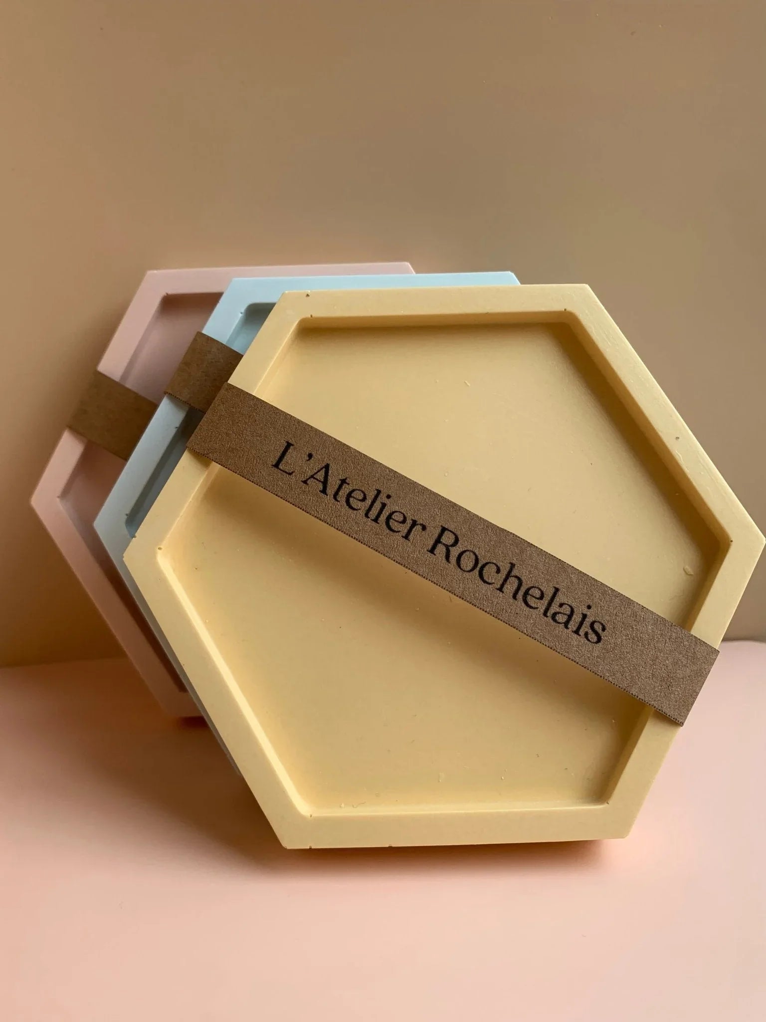 Socle hexagonal pastel L'Atelier Rochelais pour bijoux artisanaux, élégant et coloré