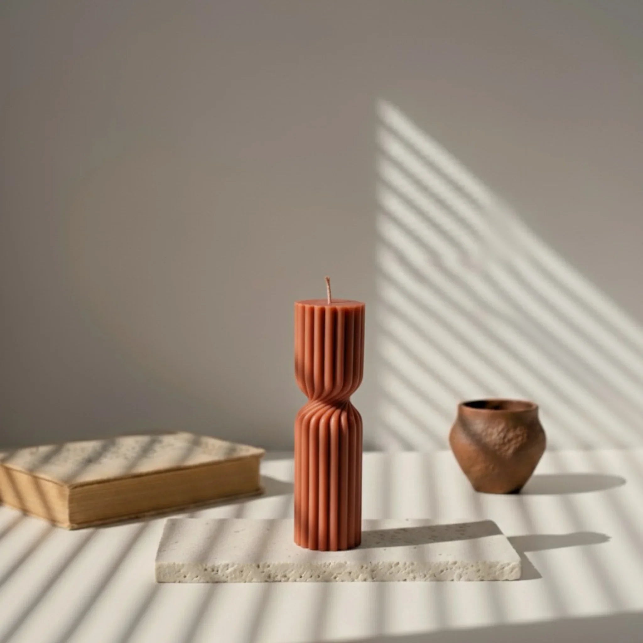 Bougie design terracotta nervurée sur table, lumière naturelle, L'Atelier Rochelais