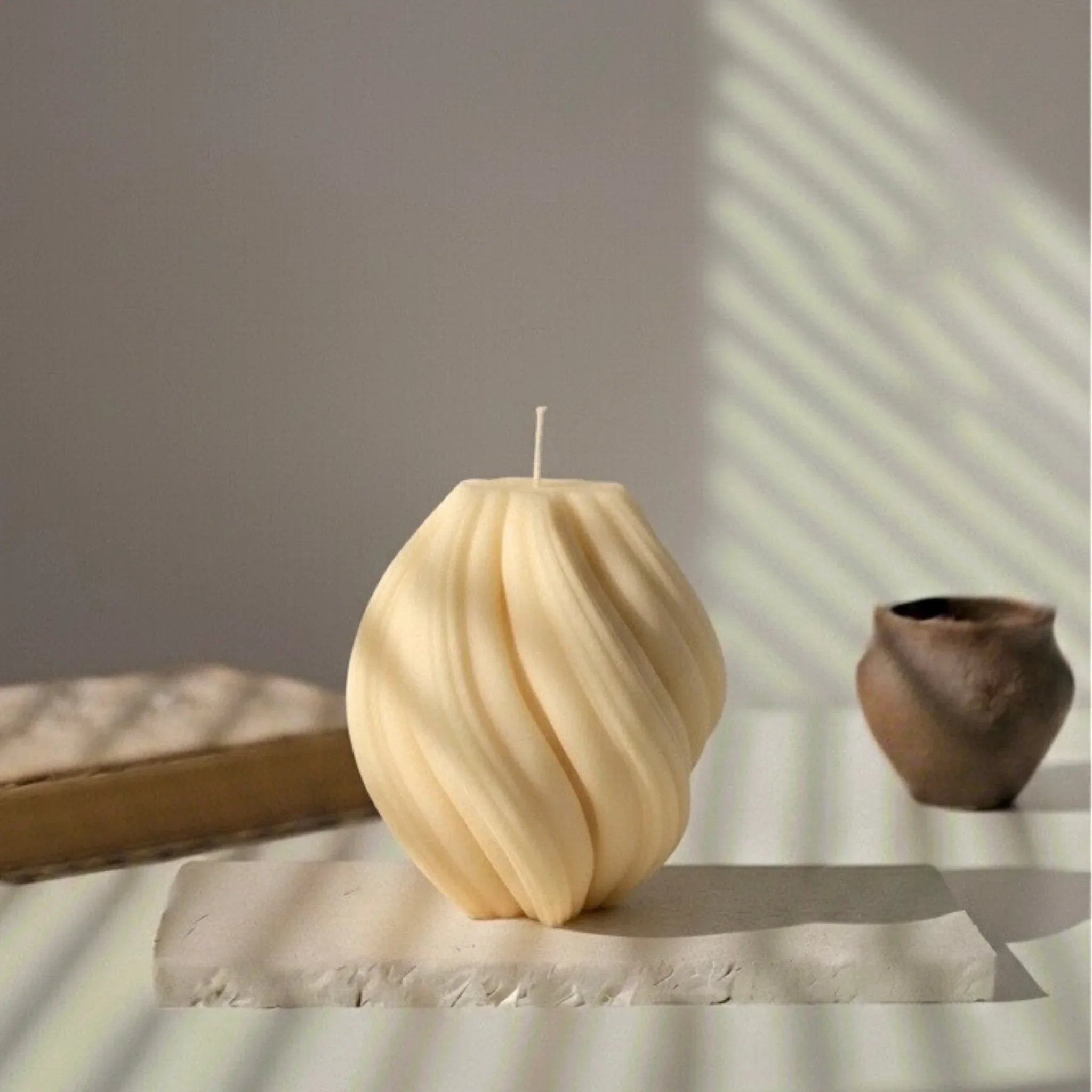 Bougie décorative blanche spirale, design élégant, lumière naturelle, L'Atelier Rochelais