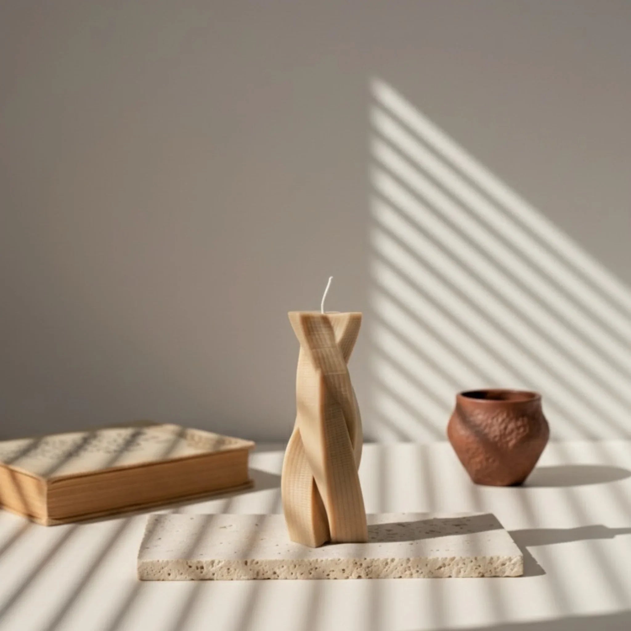 Bougie design en forme de nœud marron, style déco moderne, lumière naturelle, Atelier Rochelais