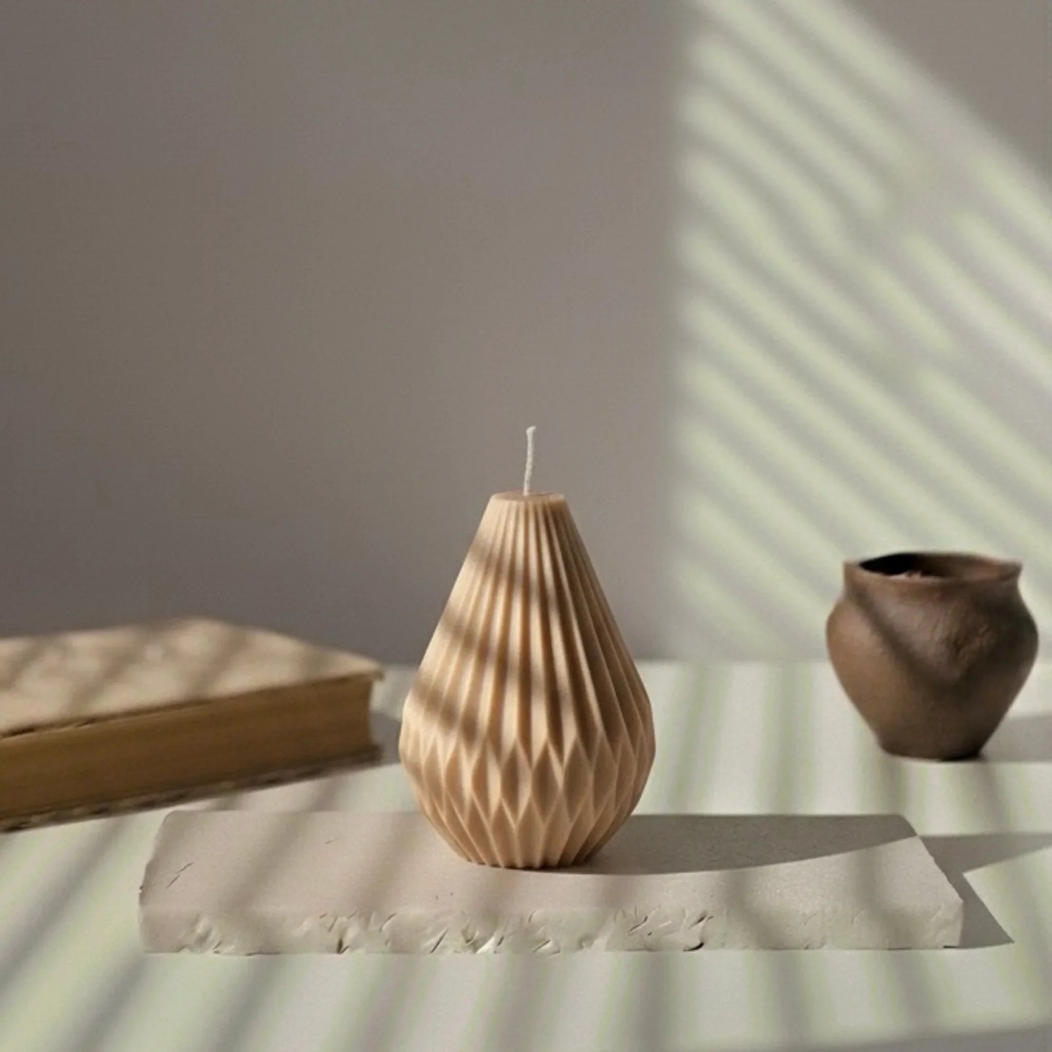 Bougie décorative marron en forme de montgolfière sur table, lumière naturelle, style artisanal