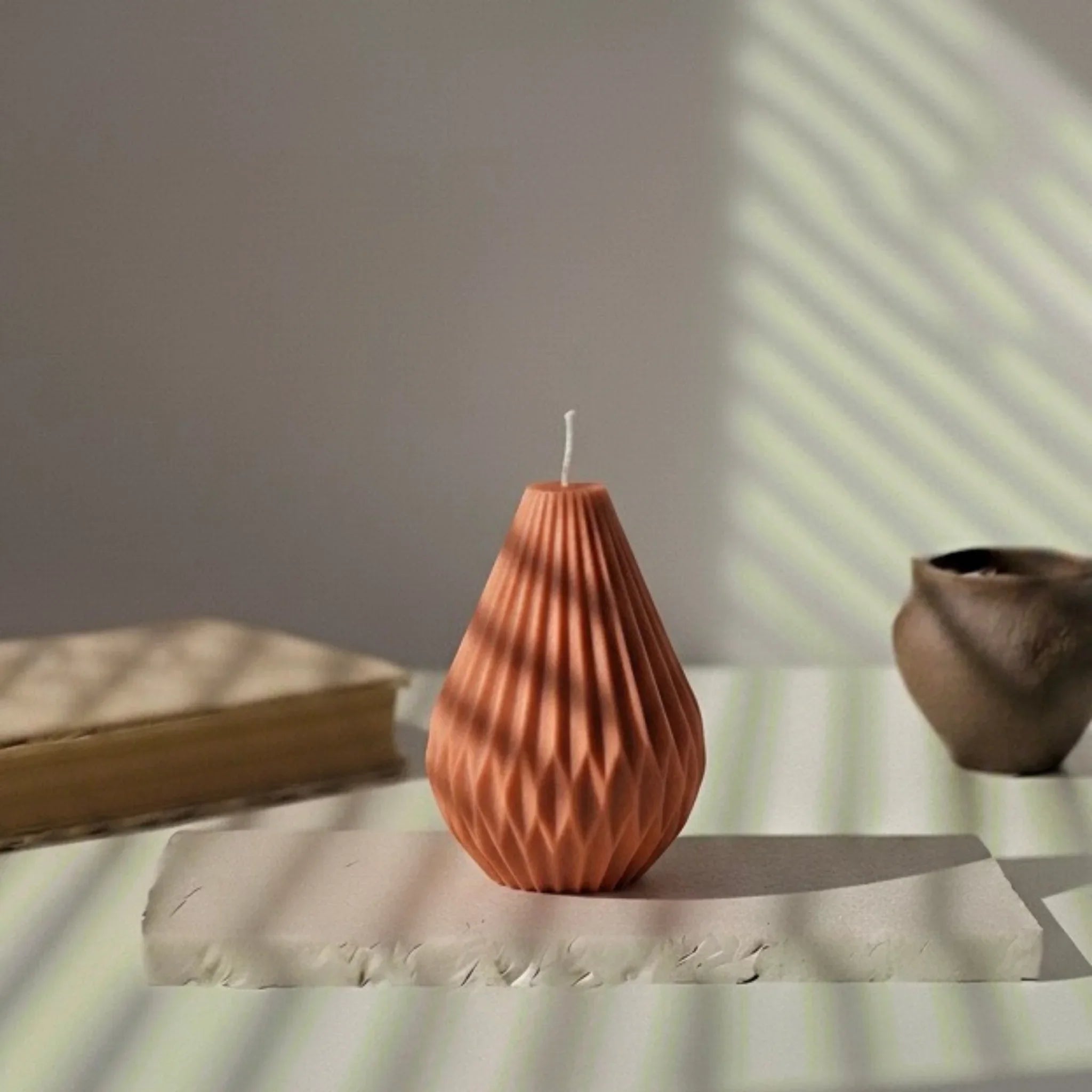 Bougie décorative terracotta façonnée, forme montgolfière, sur table minimaliste, L'Atelier Rochelais