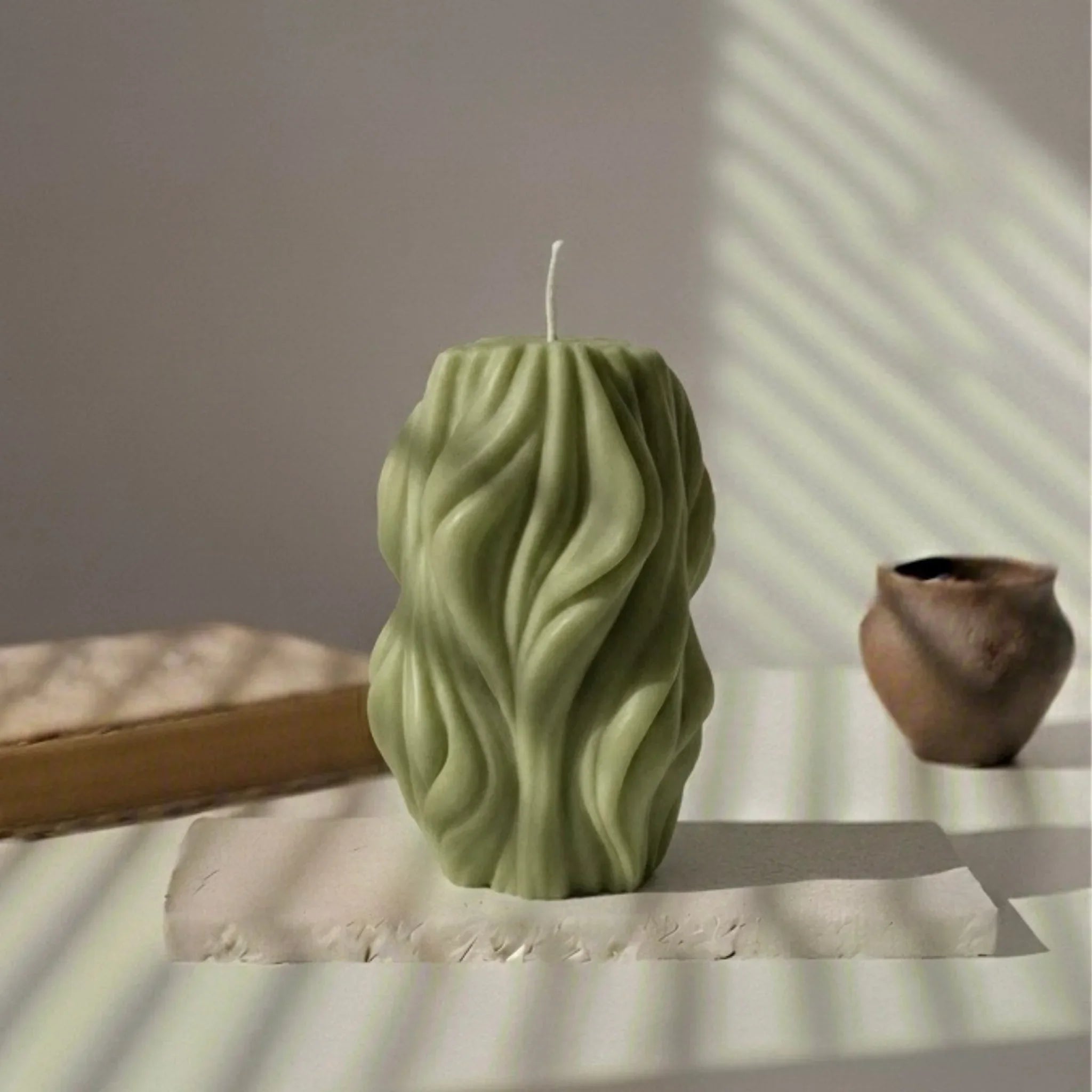 Bougie torsadée décorative vert kaki, ambiance minimaliste, L’Atelier Rochelais