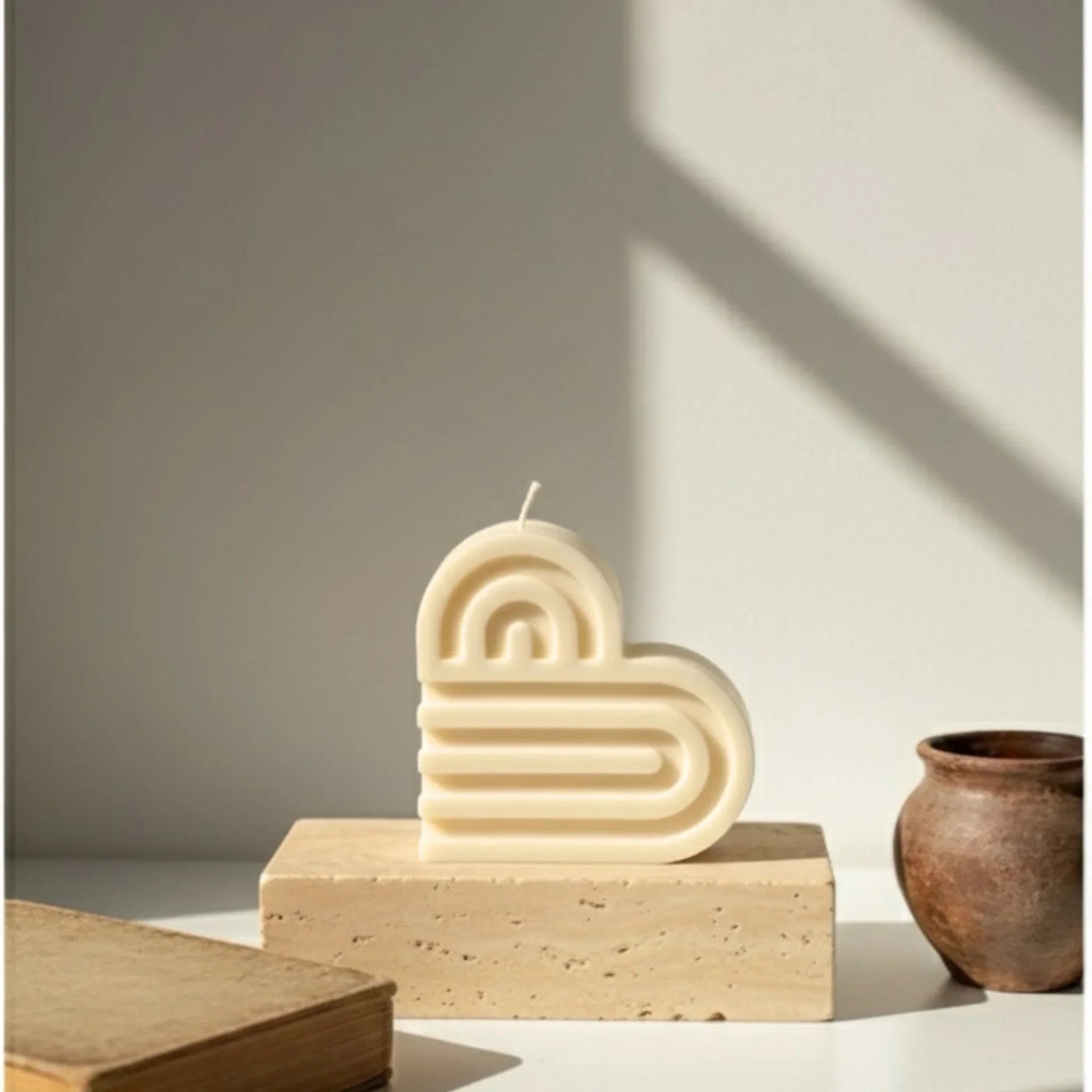 Bougie décorative blanche en forme de cœur sur support, L'Atelier Rochelais, lumière naturelle