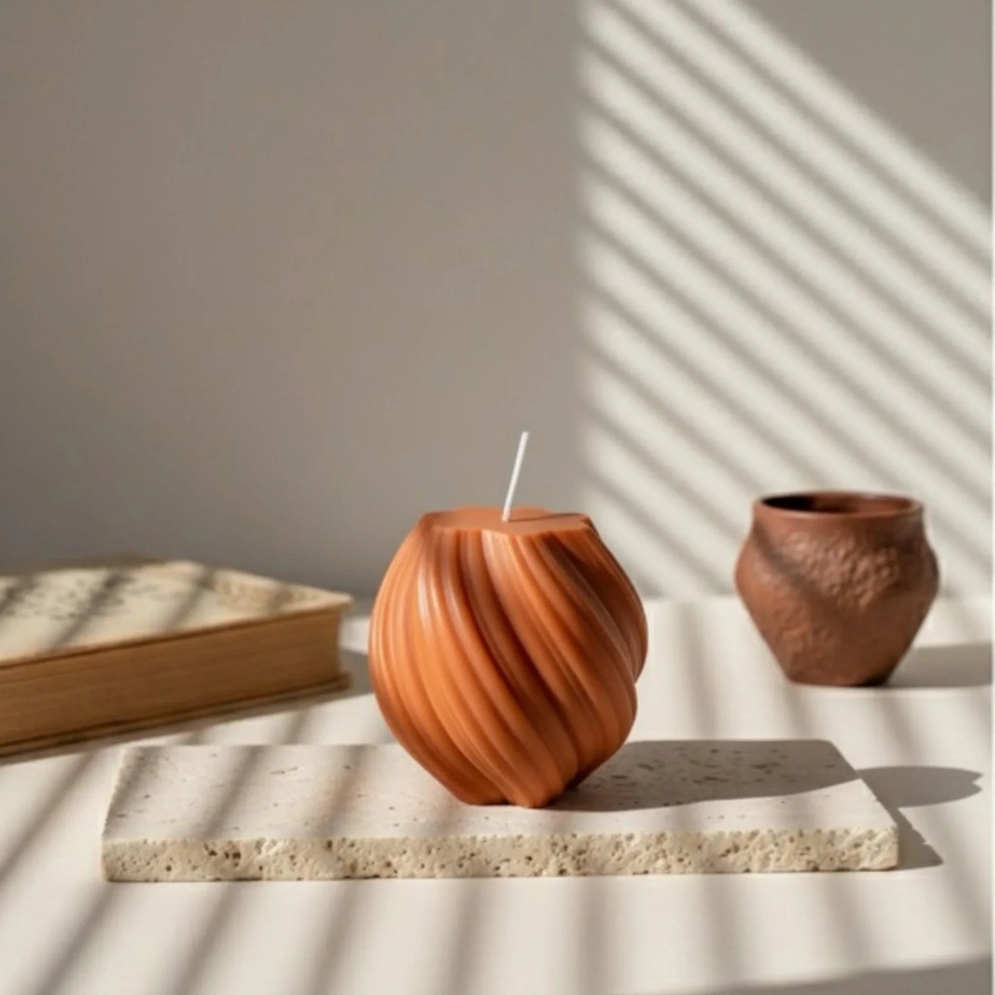 Bougie spirale design terracotta sur fond neutre, déco artisanale L'Atelier Rochelais