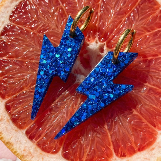 boucles_oreilles_femme_creoles_interchangeables_eclairs_resine_bleu_pailletee_atelier_rochelais la rochelle