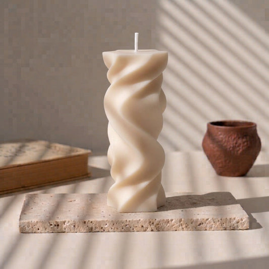 Bougie décorative Cesaria ivoire, colonne torsadée en cire de soja faite main à La Rochelle – L'Atelier Rochelais