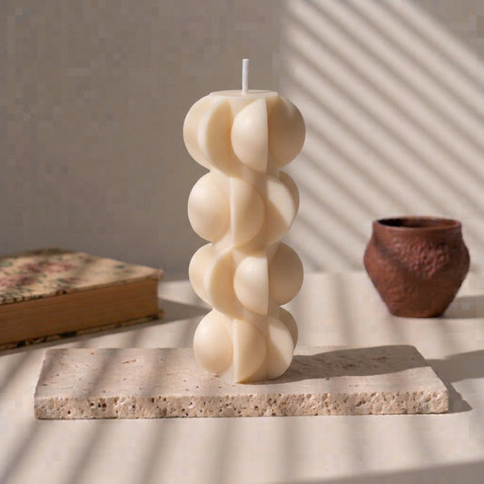 Bougie décorative Spheria ivoire, colonne à demi-sphères en cire de soja faite main à La Rochelle – L'Atelier Rochelais