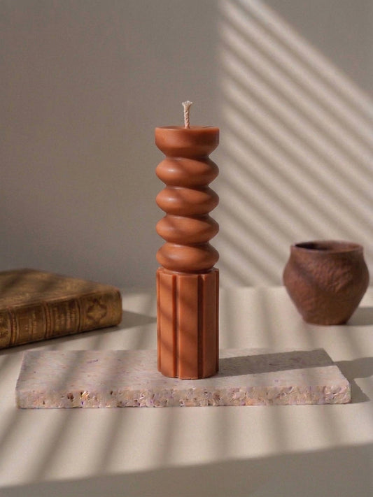 Bougie décorative Totem terracotta, colonne en cire de soja faite main à La Rochelle – L'Atelier Rochelais