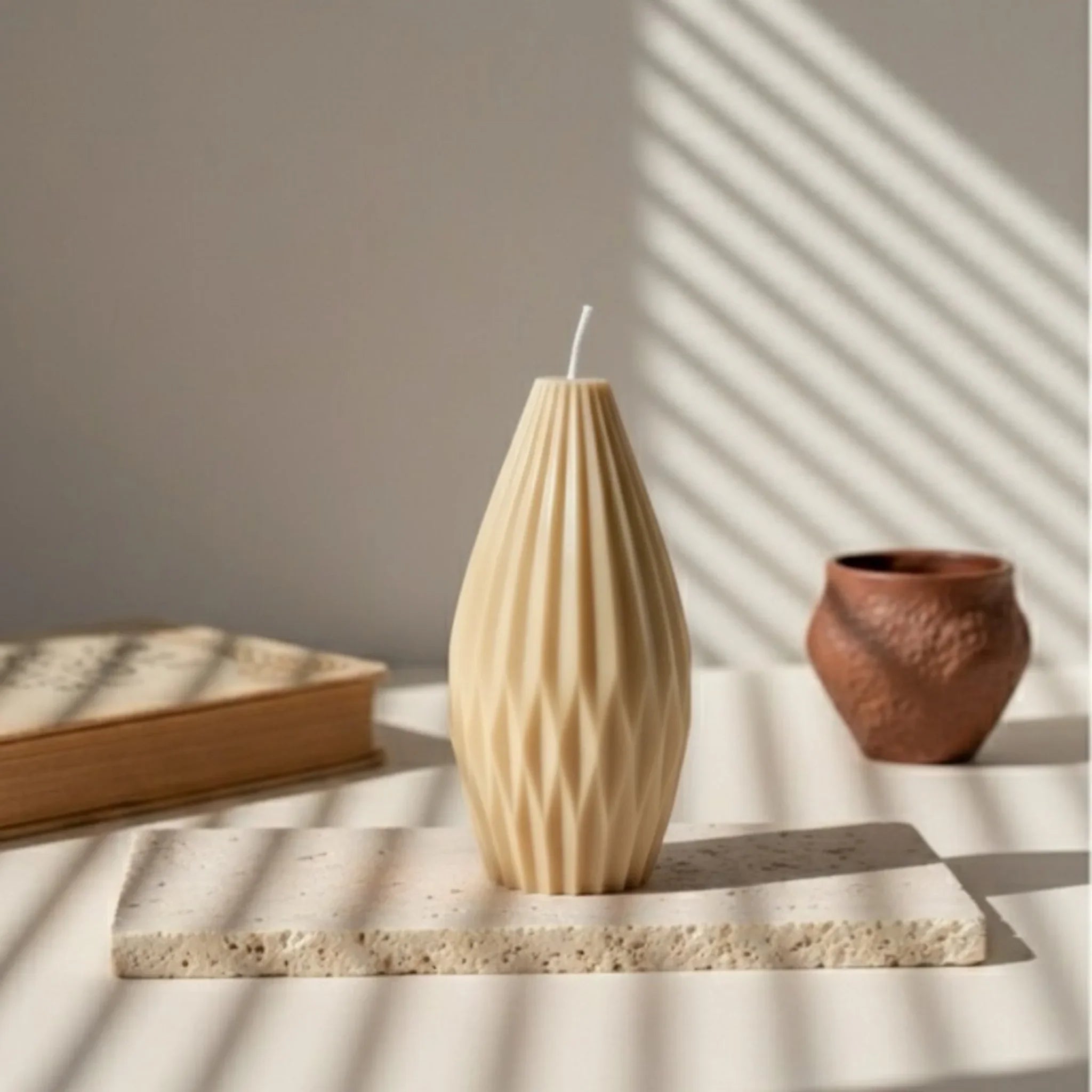 Bougie design marron montgolfière sur support en pierre, déco artisanale élégante, L'Atelier Rochelais