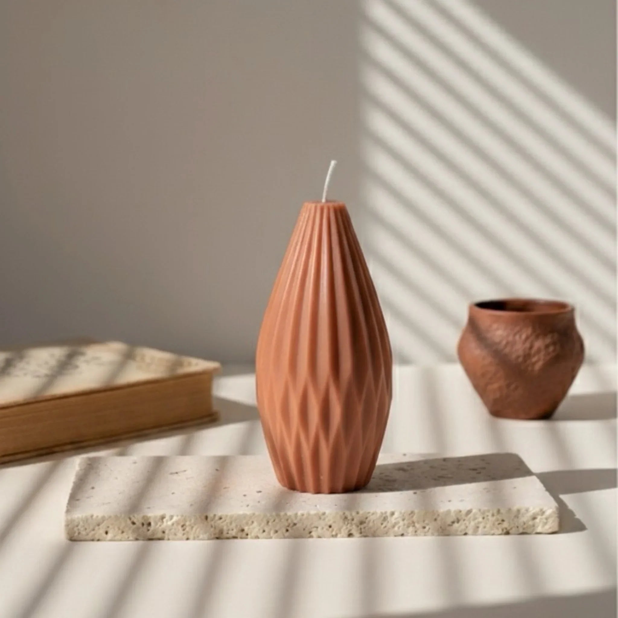 Bougie Montgolfière design terracotta sur plateau, déco artisanale L'Atelier Rochelais
