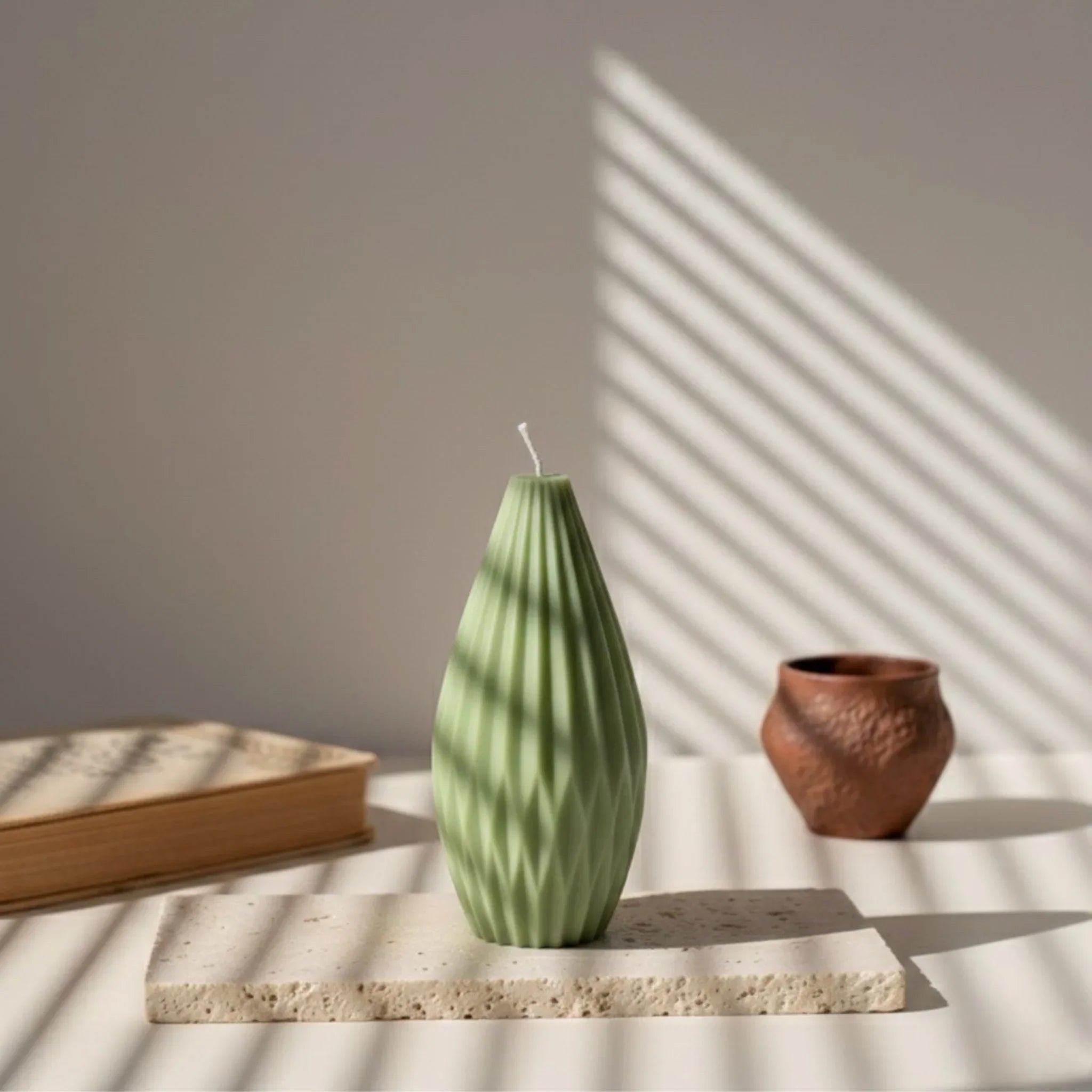 Bougie verte design montgolfière sur fond minimaliste, déco L'Atelier Rochelais