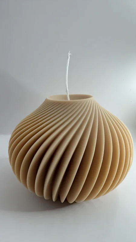 Bougie torsadée marron clair design, création artisanale L'Atelier Rochelais, fond blanc.