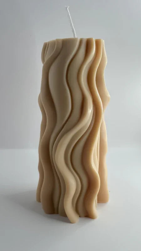 Bougie artisanale beige ondulée sur fond blanc, création L'Atelier Rochelais décorative.