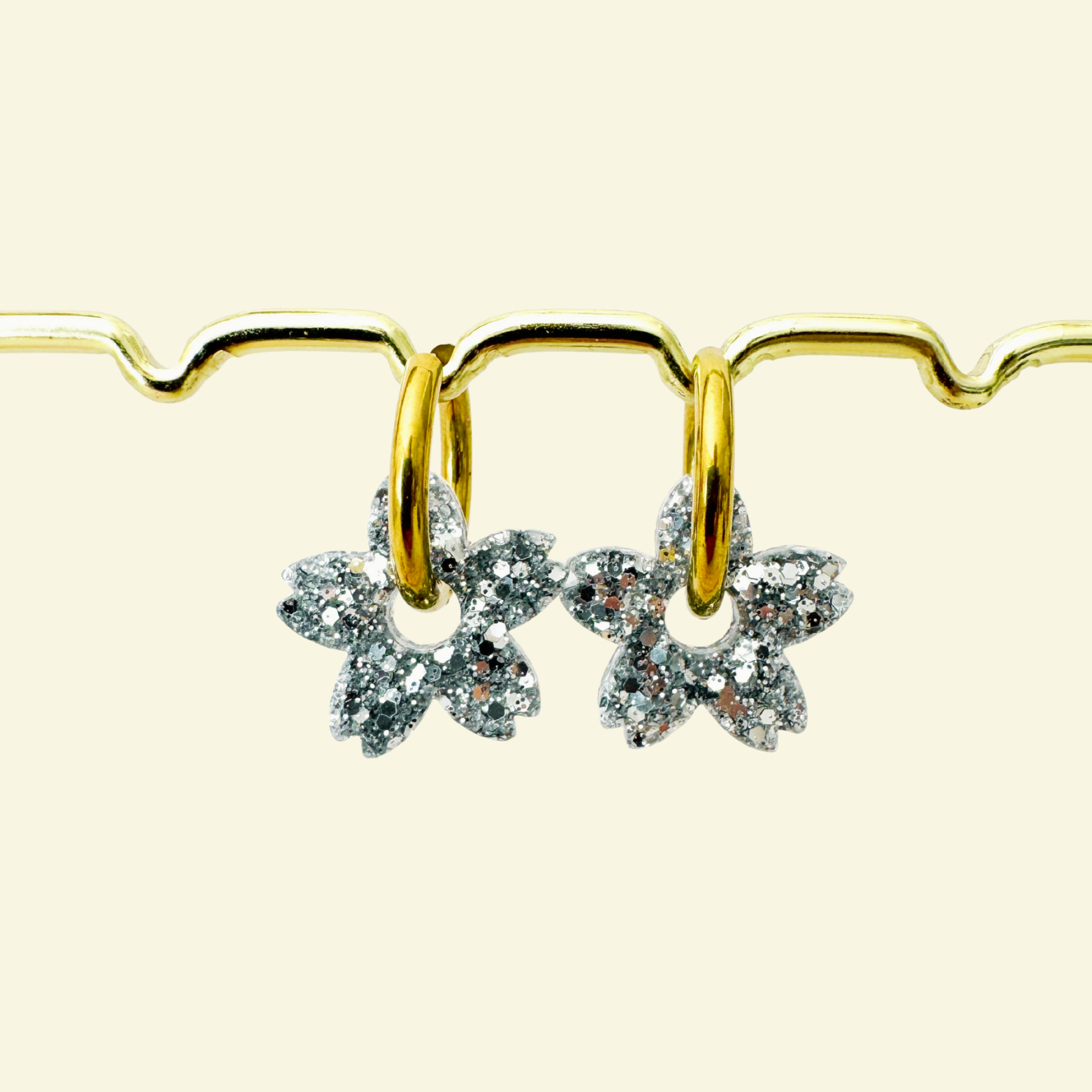 Boucles d’oreilles créoles fleurs de Tiaré à paillettes 