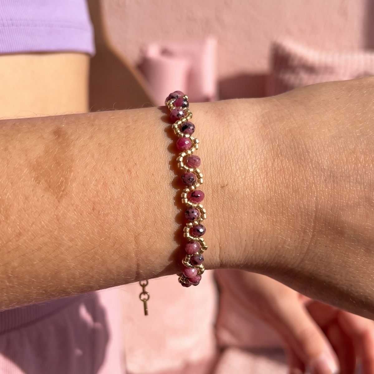 Bracelet Maya violet foncé quartz teinté tressé perles Miyuki dorées femme L'Atelier Rochelais