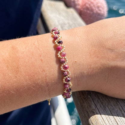 Bracelet Maya violet foncé vue détail quartz teinté tressé L'Atelier Rochelais