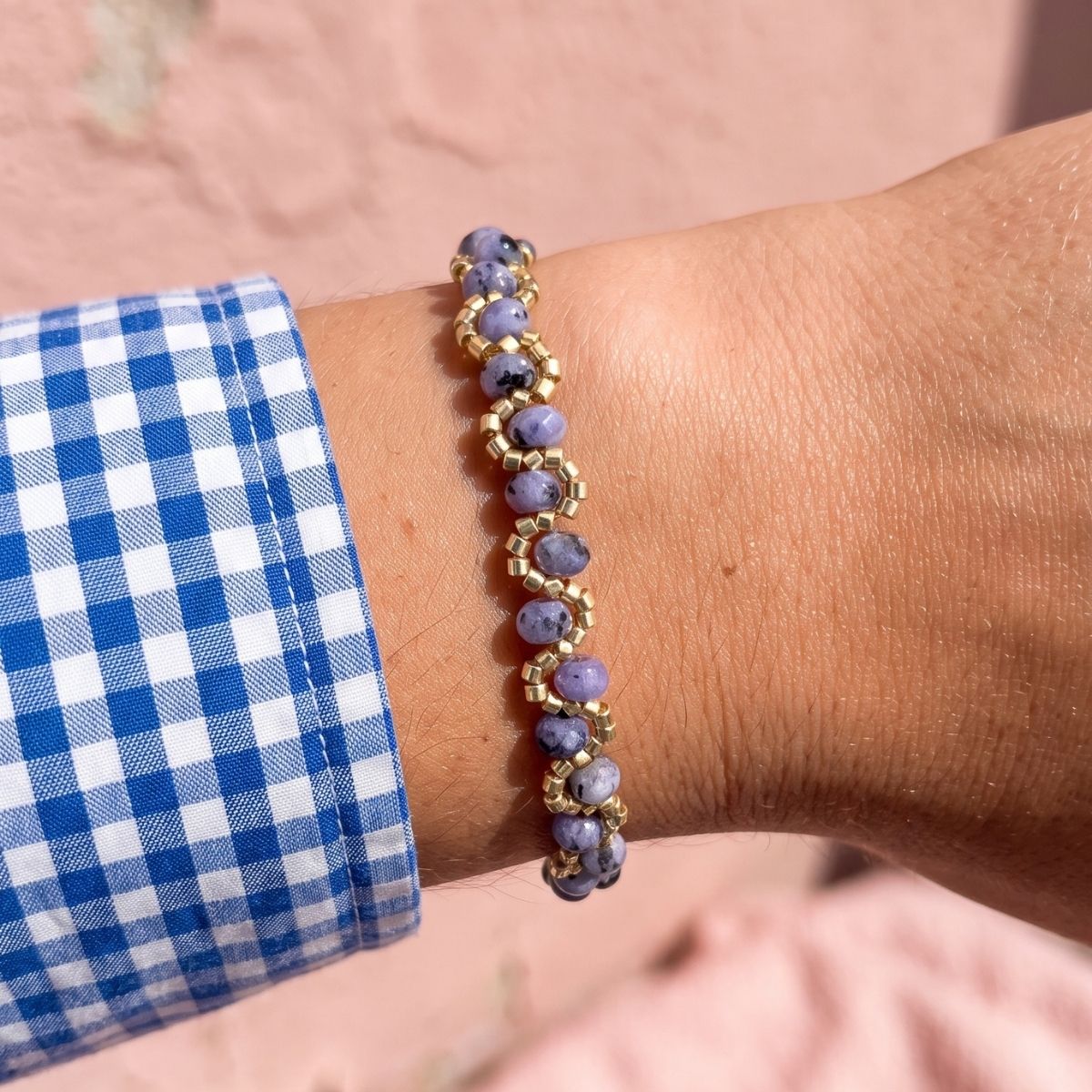 Bracelet Maya bleu porté au poignet pierres naturelles bijou artisanal La Rochelle