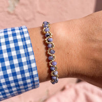 Bracelet Maya bleu porté au poignet pierres naturelles bijou artisanal La Rochelle