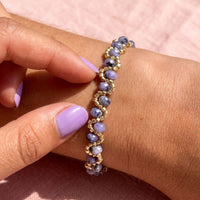 Bracelet tressé en perles de pierres naturelles fait en atelier créatif L'Atelier Rochelais