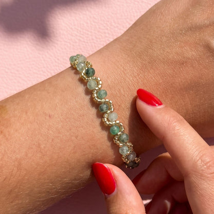 Bracelet Maya vert quartz strawberry porté au poignet bijou artisanal La Rochelle