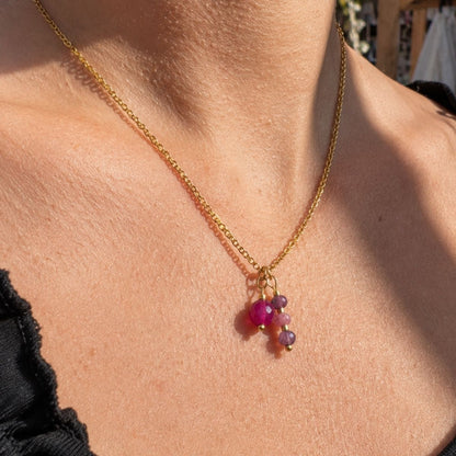 Collier Liv pendentif goutte zirconium porté au cou femme L'Atelier Rochelais La Rochelle