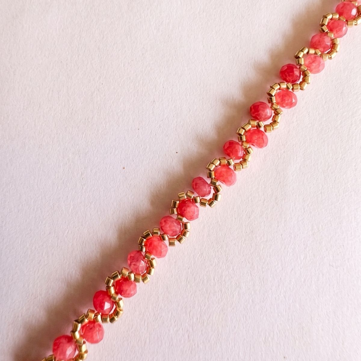 Bracelet Maya rose jade teinté vue détail perles tressées L'Atelier Rochelais