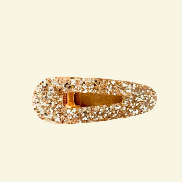 Barrette pailletée artisanale dorée L'Atelier Rochelais sur fond crème, accessoire élégant