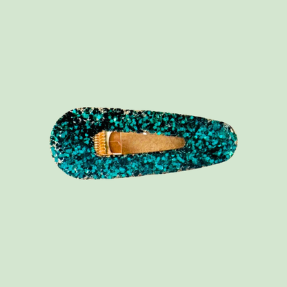 Barrette artisanale pailletée verte sur fond uni, bijou L'Atelier Rochelais élégant