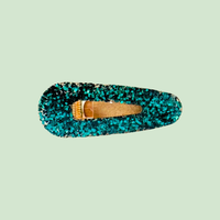 Barrette artisanale pailletée verte sur fond uni, bijou L'Atelier Rochelais élégant