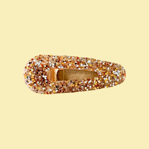 Barrette artisanale pailletée dorée L'Atelier Rochelais sur fond beige, bijou élégant