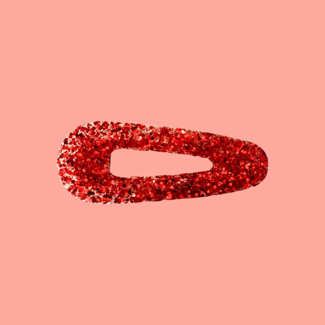 Barrette artisanale rouge à paillettes L'Atelier Rochelais sur fond rose, bijou élégant femme