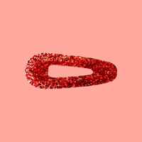 Barrette artisanale rouge à paillettes L'Atelier Rochelais sur fond rose, bijou élégant femme