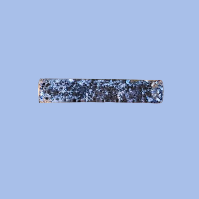 Barrette artisanale pailletée bleue sur fond uni, création L'Atelier Rochelais.