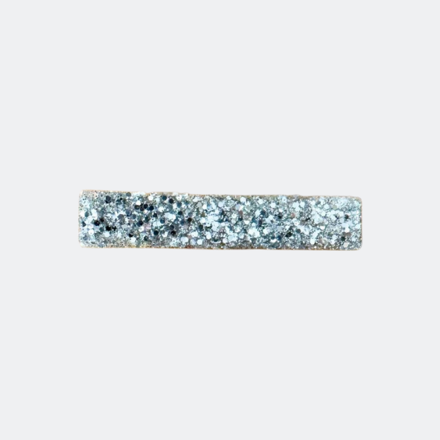 Barrette pailletée argentée L'Atelier Rochelais, bijou artisanal élégant sur fond clair