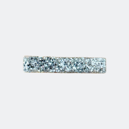 Barrette pailletée argentée L'Atelier Rochelais, bijou artisanal élégant sur fond clair