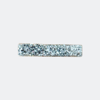 Barrette pailletée argentée L'Atelier Rochelais, bijou artisanal élégant sur fond clair