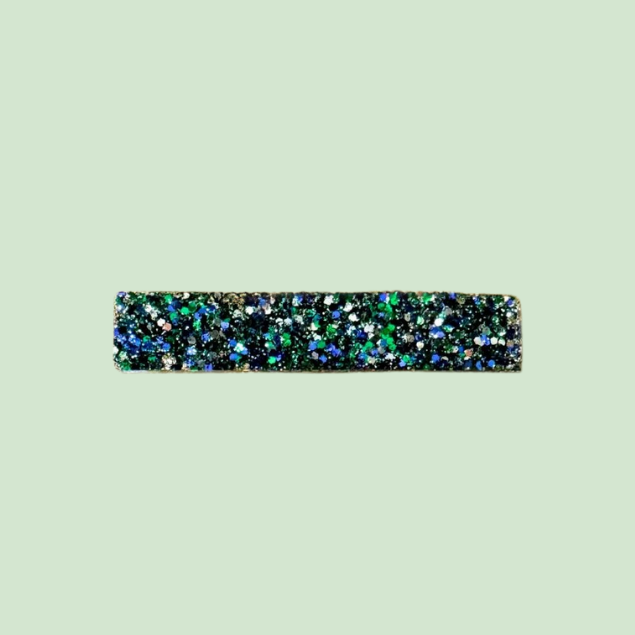 Barrette artisanale pailletée bleu et vert, création L'Atelier Rochelais sur fond vert clair
