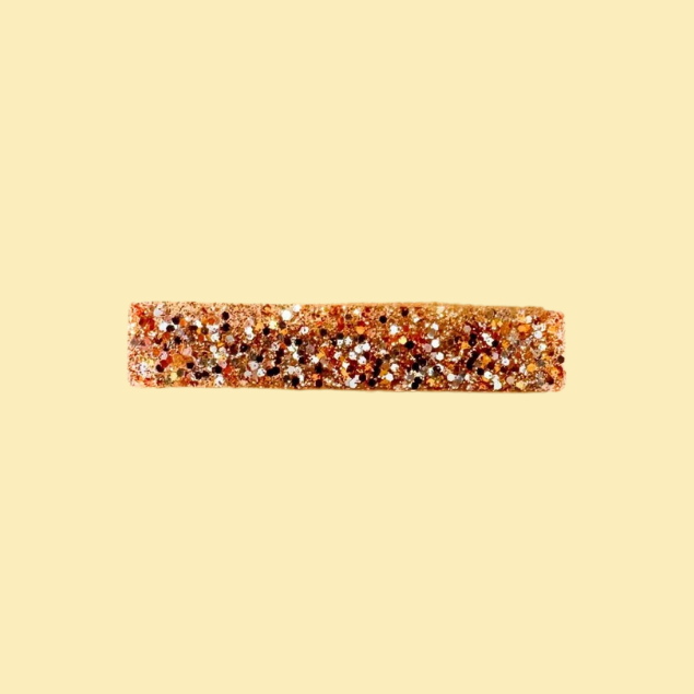 Barrette artisanale pailletée or L’Atelier Rochelais sur fond beige, bijou élégant et unique