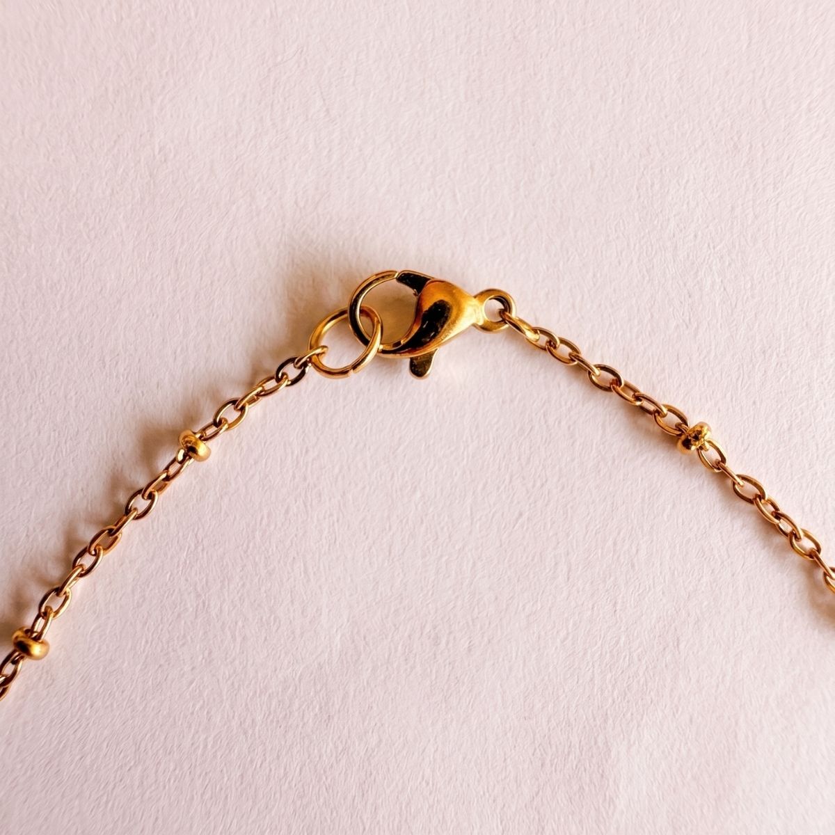 Collier Olia et Ella portés ensemble bijoux dorés pendentifs L'Atelier Rochelais La Rochelle