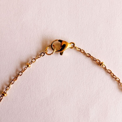 Collier Olia et Ella portés ensemble bijoux dorés pendentifs L'Atelier Rochelais La Rochelle