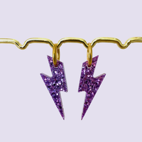 Boucles d’oreilles artisanales L'Atelier Rochelais éclairs pailletés violets sur chaîne dorée