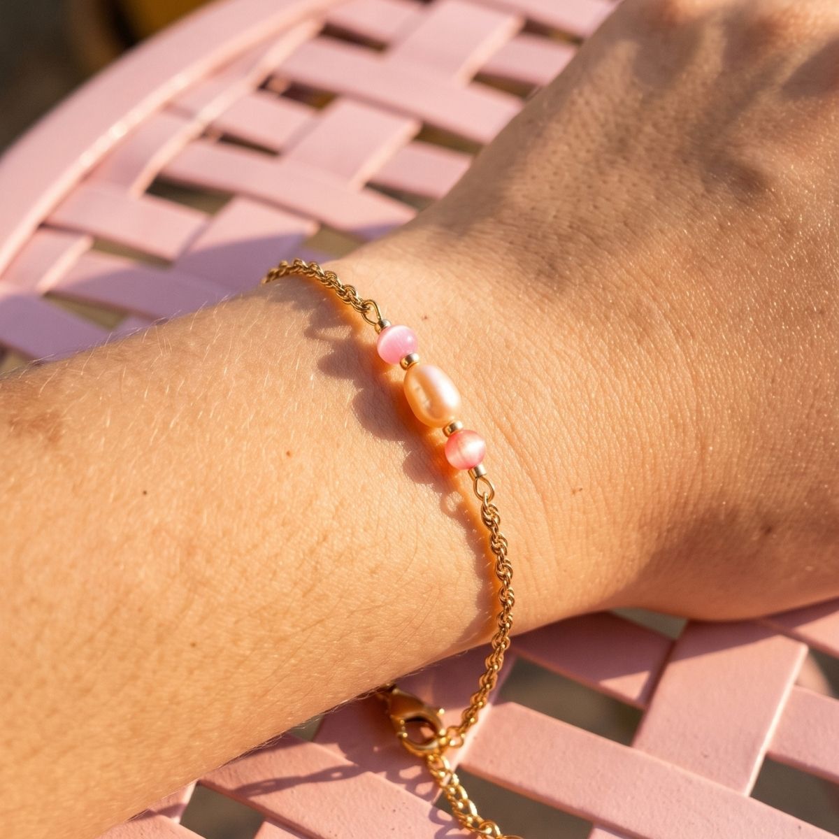 Bracelet Cléo orange rose chaînette dorée perles colorées porté au poignet femme L'Atelier Rochelais