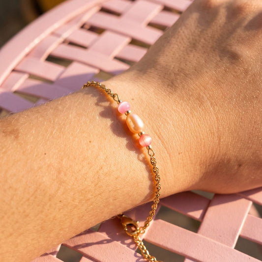Bracelet Cléo orange rose chaînette dorée perles colorées porté au poignet femme L'Atelier Rochelais
