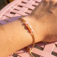 Bracelet Cléo orange rose chaînette dorée perles colorées porté au poignet femme L'Atelier Rochelais