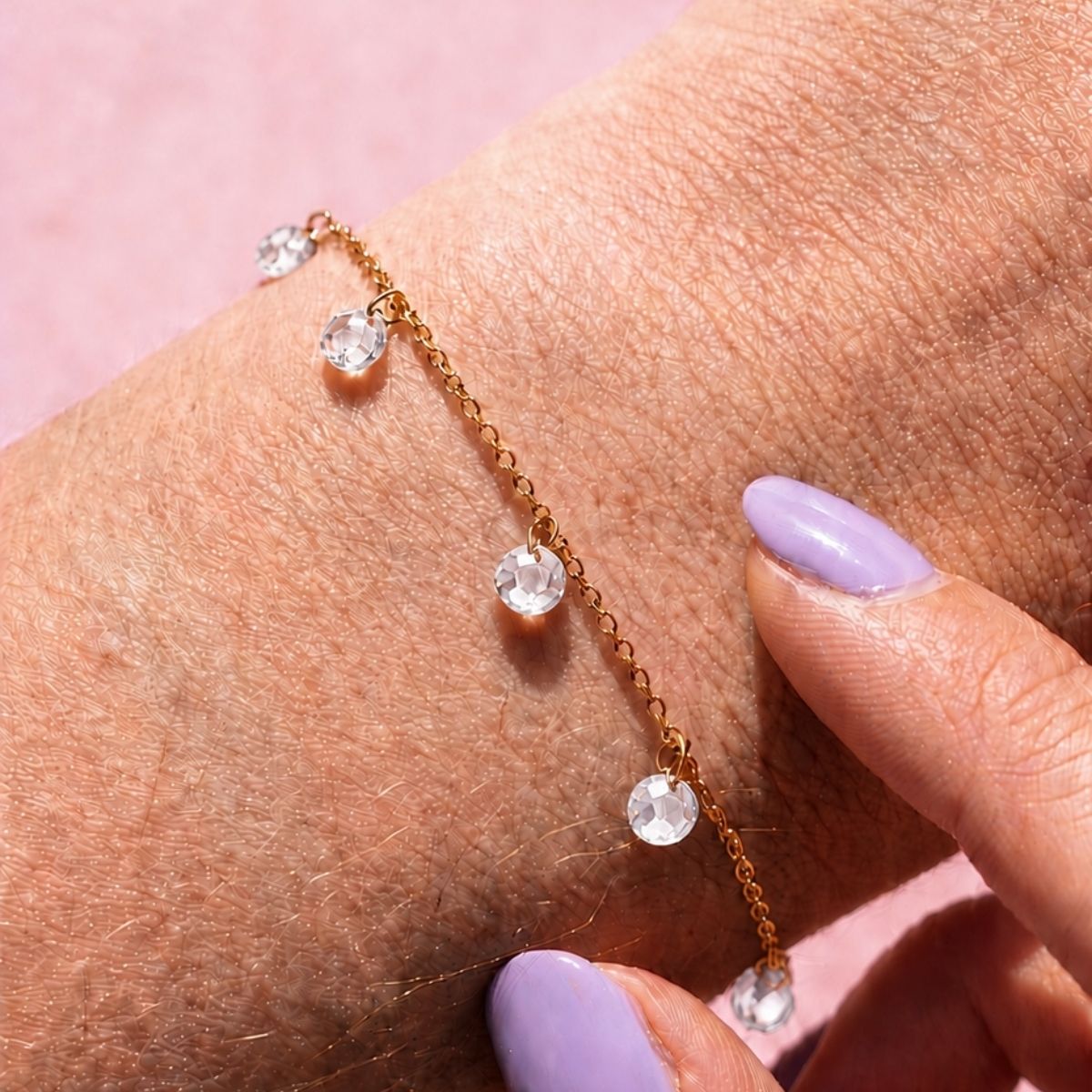 Bracelet Alma zirconium multicolore porté au poignet bijou artisanal La Rochelle