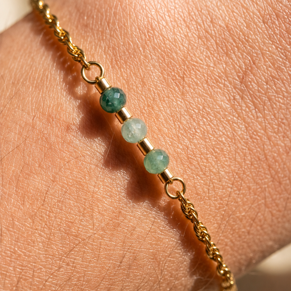 Bracelet Floria vert chaînette dorée 3 perles quartz porté au poignet femme L'Atelier Rochelais