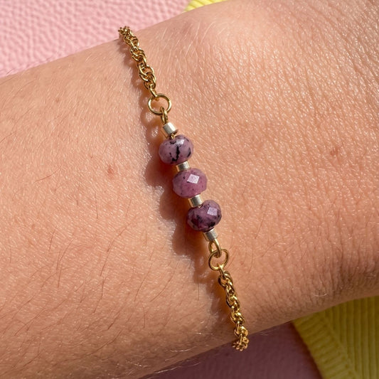 Bracelet Floria violet chaînette dorée 3 perles quartz teinté femme L'Atelier Rochelais