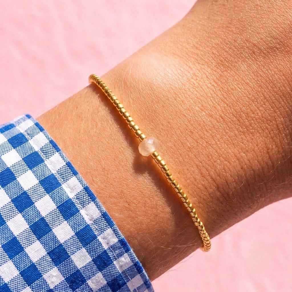 Bracelet Léna chaînette dorée perle quartz naturelle porté au poignet femme L'Atelier Rochelais