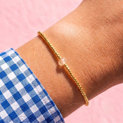 Bracelet Léna chaînette dorée perle quartz naturelle porté au poignet femme L'Atelier Rochelais
